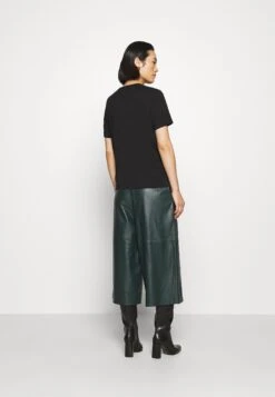 ARKET Basic T-Shirt - Black Dark 9 ARKET Basic T-Shirt - Black Dark -Arket UK Sales Store 1008fd28dea144c7b075e499360f316a