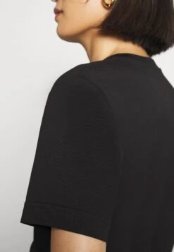 ARKET Basic T-Shirt - Black Dark 13 ARKET Basic T-Shirt - Black Dark -Arket UK Sales Store 21f1beaa074f4bd28fc867e71f0422e2