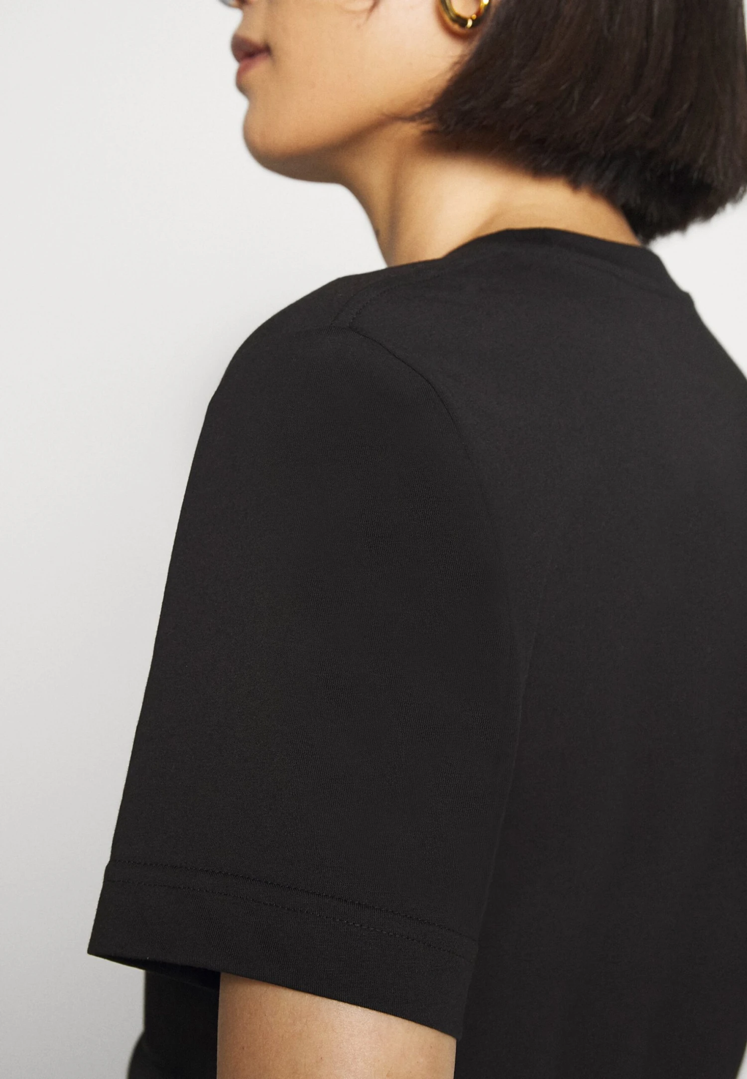 ARKET Basic T-Shirt - Black Dark 7 ARKET Basic T-Shirt - Black Dark - Image 7