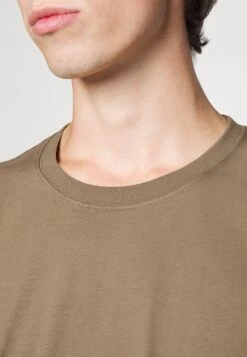 ARKET Basic T-Shirt - Khaki -Arket UK Sales Store 2758ade4f2c846158e0d211383739369