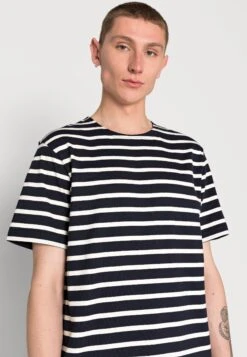 ARKET Print T-Shirt - Dark Blue -Arket UK Sales Store 622b179bb8e342fe905590f0516d2c24