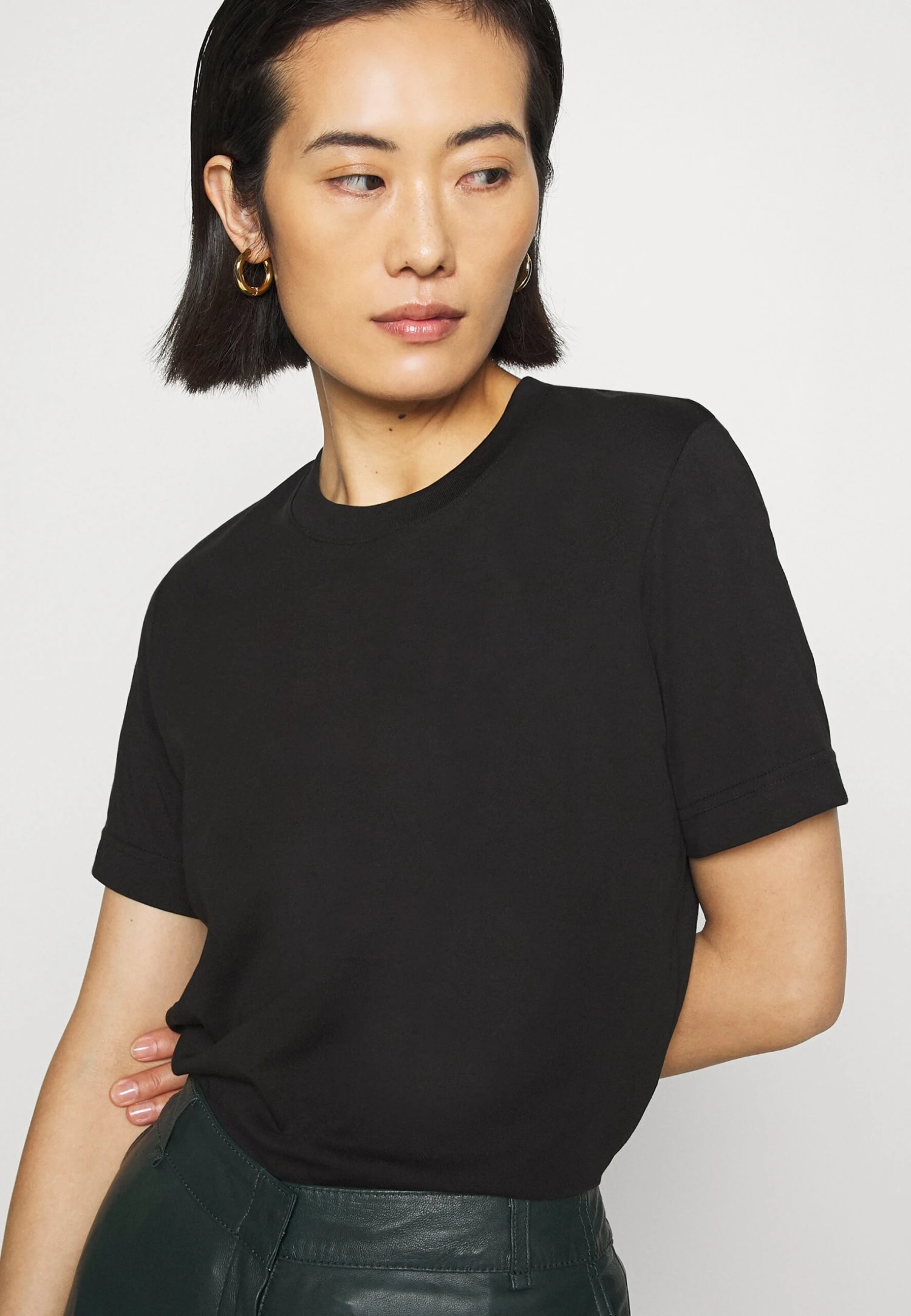 ARKET Basic T-Shirt - Black Dark 4 ARKET Basic T-Shirt - Black Dark - Image 4