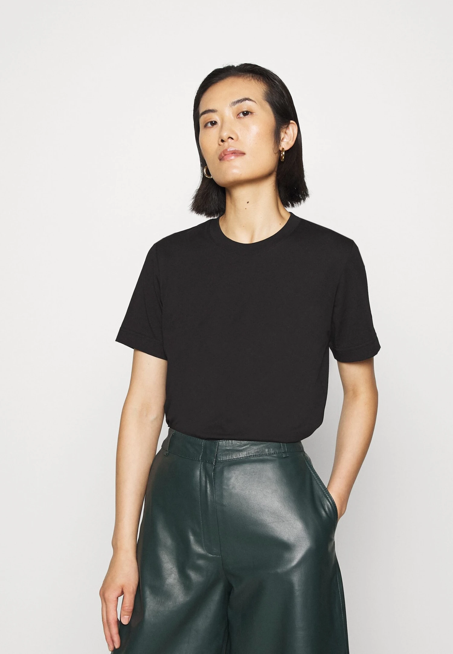 ARKET Basic T-Shirt - Black Dark 1 ARKET Basic T-Shirt - Black Dark