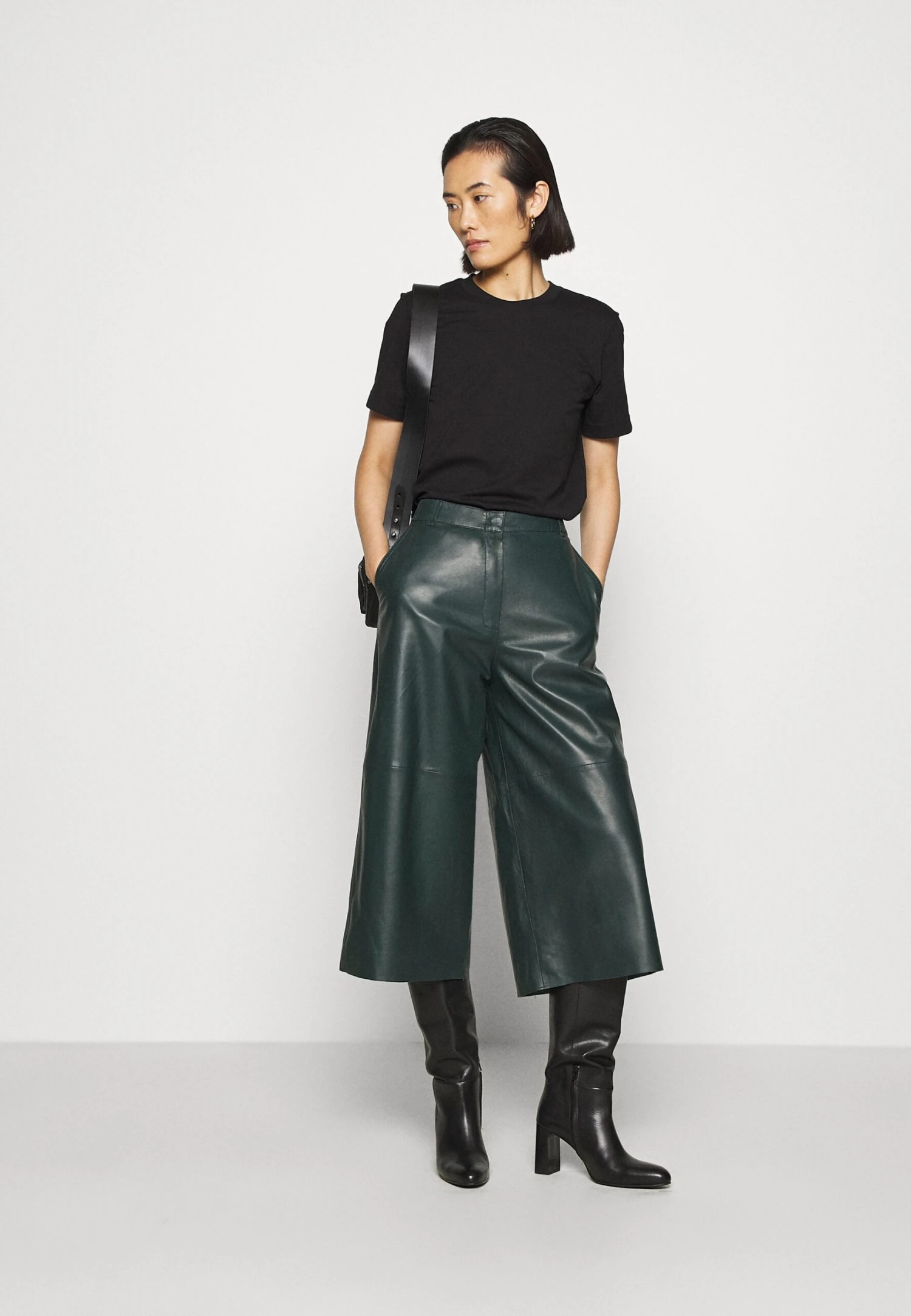 ARKET Basic T-Shirt - Black Dark 2 ARKET Basic T-Shirt - Black Dark - Image 2